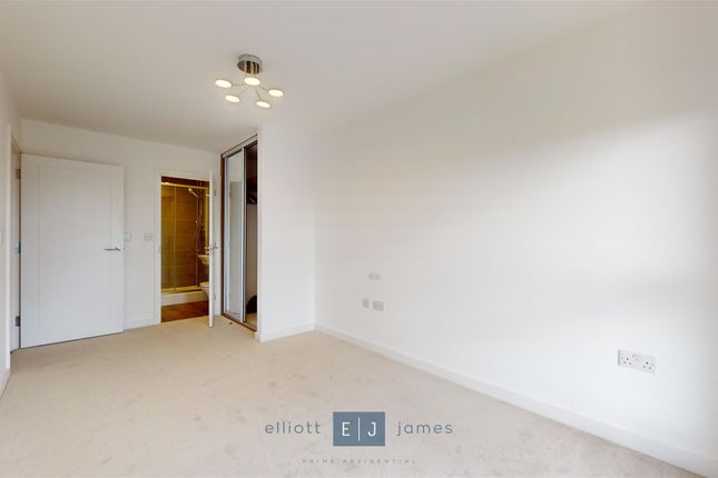 Flat to rent in Newmans Lane, Loughton