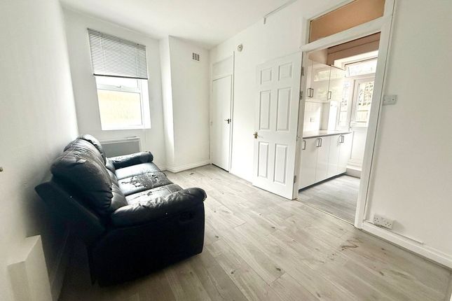 Flat 1,, 30 Terrapin Road, London photo 5