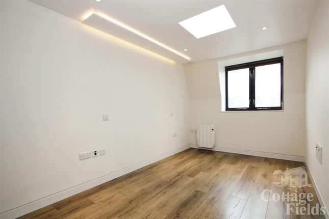 Flat for sale in Ladysmith Road, Enfield Town, - Share Of Freehold!