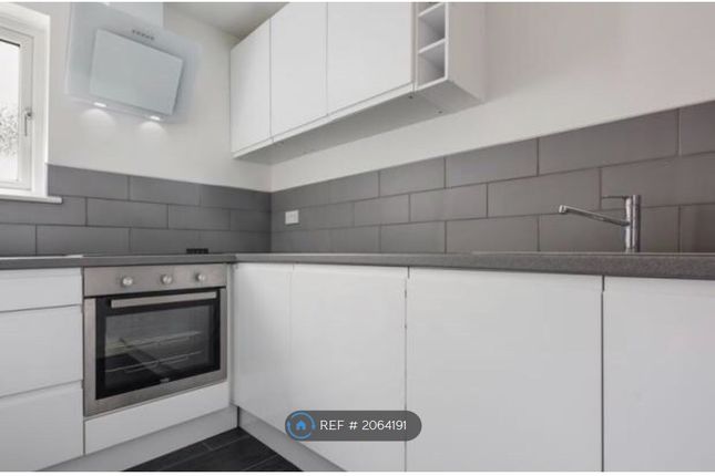 Flat to rent in Gants Hill, Ilford
