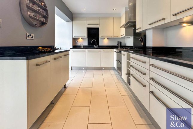 33, Court Close, Twickenham photo 4
