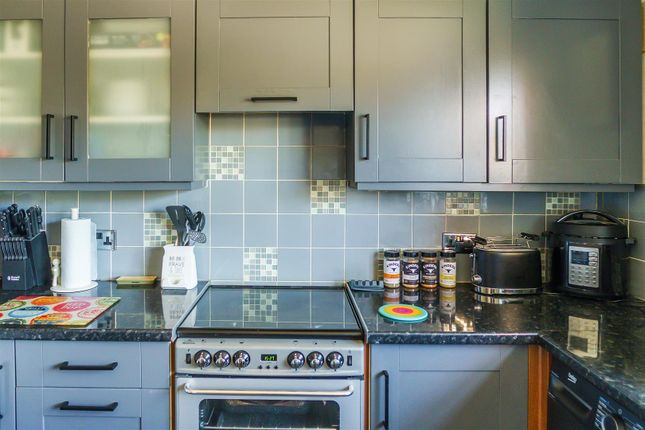 19, Tonbridge Close, Banstead photo 4