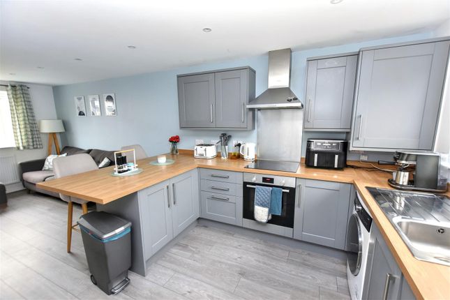 18, Treseder Close, Redruth photo 3