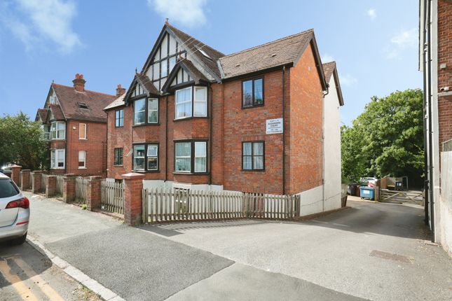 1-bed flat on Flat 7, Alexandra Court, West Wycombe Road, High Wycombe, £100,000