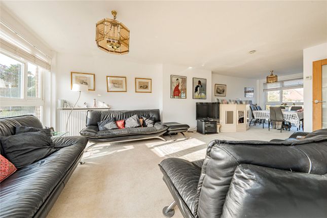 38, The Glebe, Worcester Park photo 4