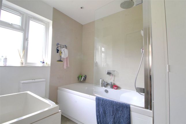 Flat 3, Regency Court, 105, Park Avenue, Middlesex photo 4