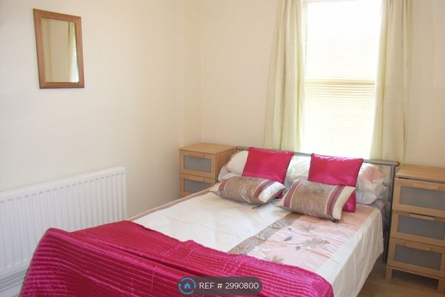 Flat, Wengham House Sundew Avenue, London photo 4