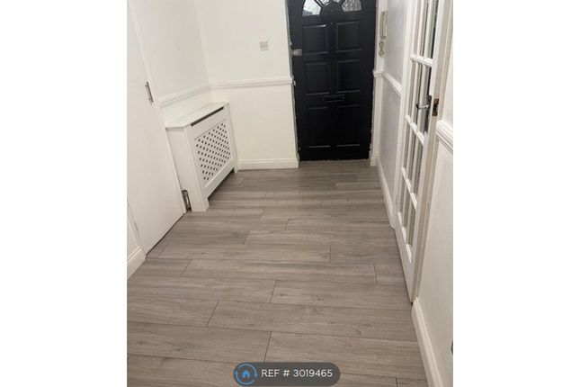 Flat  Burns House, Axminster Crescent, Welling photo 2