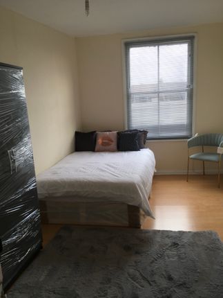 Room to rent in Flaxman Road, London