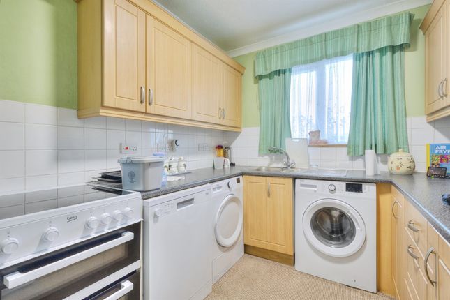 17, Barker Close, Rushden photo 3