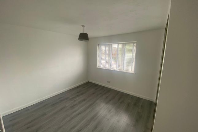 21, Heron Drive, Luton photo 3