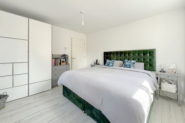 Flat Flat 3, 18, Red Kite Way, Goring photo 4