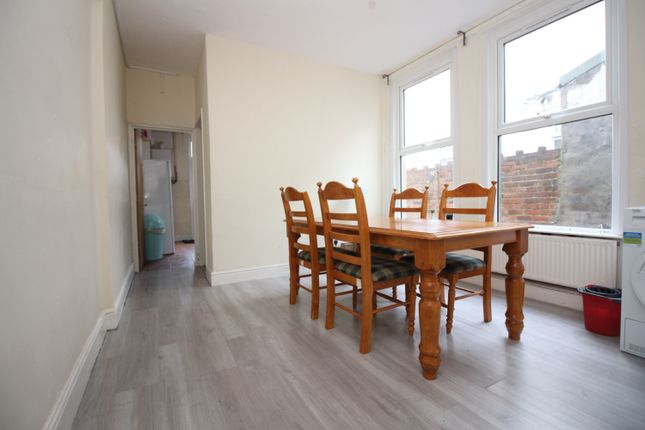 143, Albany Road, Cardiff photo 2
