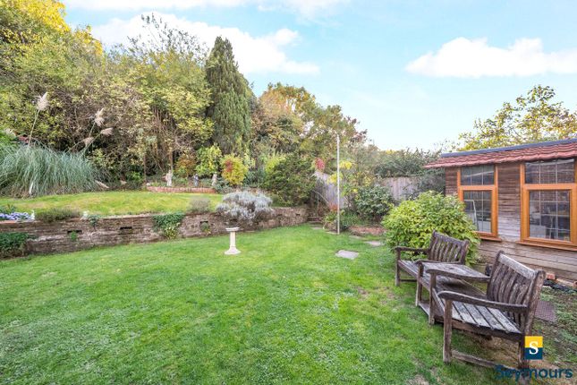 17, Applegarth Avenue, Surrey photo 3