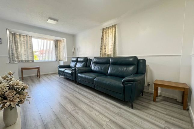 28 The Glade, Leicester photo 2