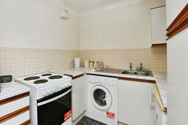 Flat 2 Foyes Court 205-223,, Shirley Road, Hampshire photo 2