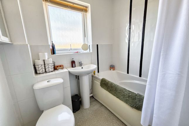 7 Davis Avenue, Bridgend photo 4
