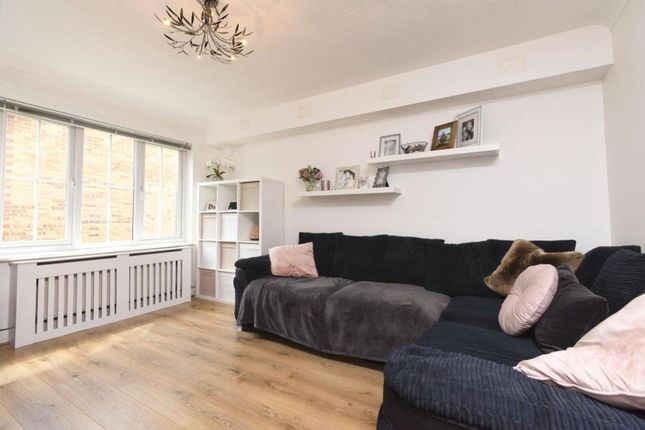 Flat 7/Holly House, Aspen Vale, Whyteleafe photo 4