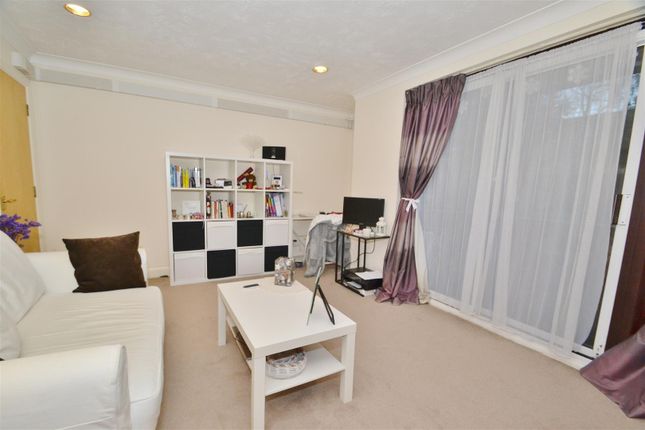 Thumbnail Flat to rent in Windsor Road, Holloway, London