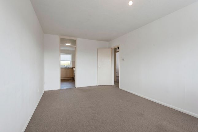 24, Grove Court, Bedfordshire photo 2