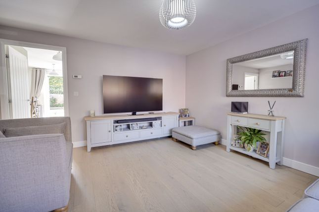 7, Truswell Crescent, Sawbridgeworth photo 4