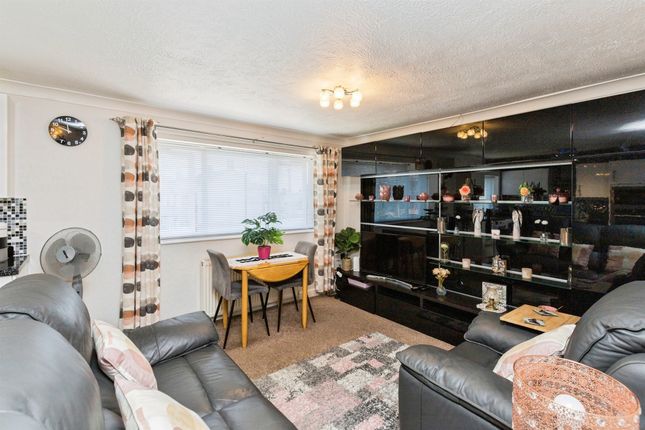 59, Hawkins Road, CRAWLEY photo 3
