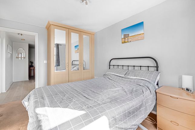 Flat 19, Churchill Lodge, 346, Streatham High Road, London photo 3
