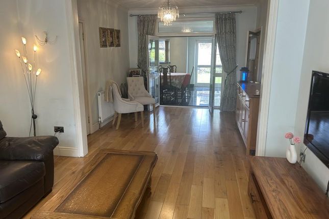 96, Fern Lane, Hounslow photo 4