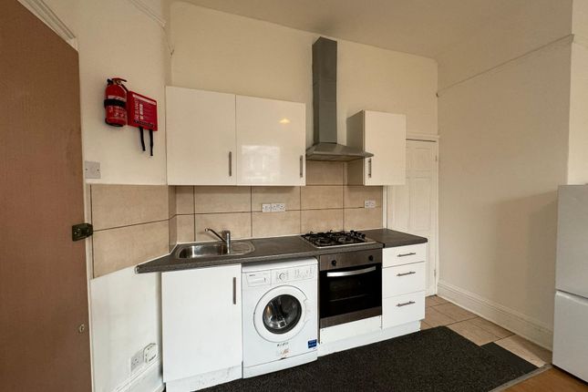 Flat to rent in Mayfair Avenue, Ilford