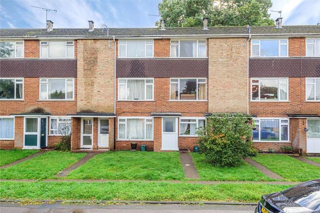 Thumbnail Flat to rent in Addlestone, Surrey