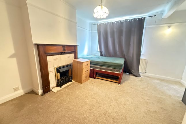 Waverley Avenue, Twickenham photo 4