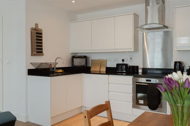 Flat 17 Queensgate, High Street, Redhill photo 3