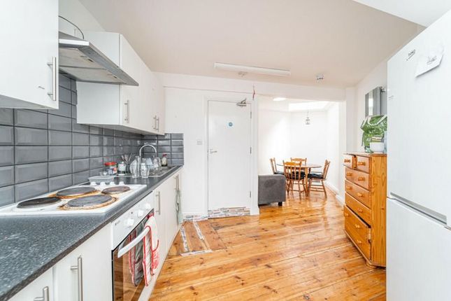 Town house to rent in King's Cross Road, London