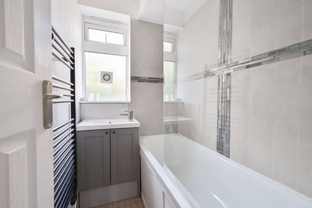 Flat for sale in Brandon Estate, Kennington, London