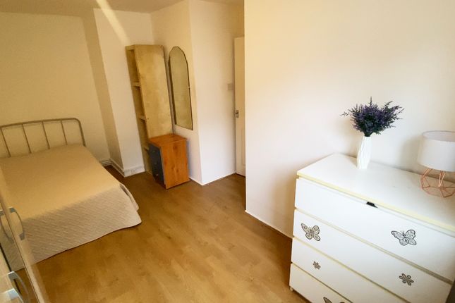 Room to rent in Westbridge Road, London