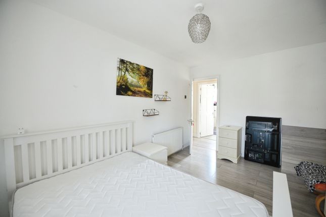 250, Petersfield Avenue, Romford photo 4