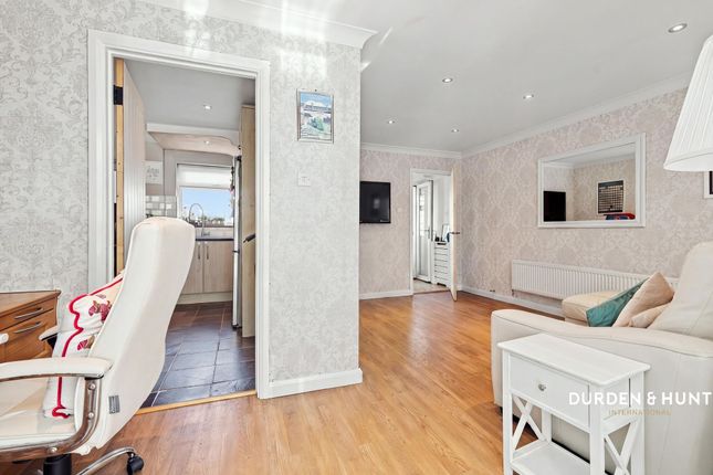 20 Threshelford, Basildon photo 4