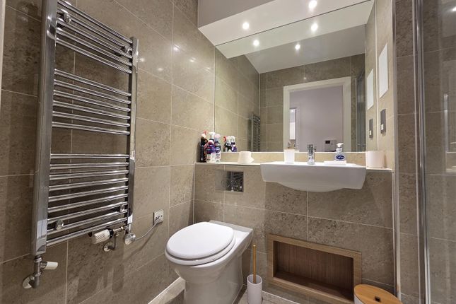 Waterford, 101, 7 Turnberry Quay, London photo 3