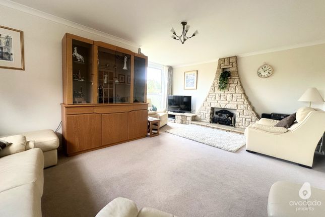 32 Rothwell Gardens, Woodley, Berkshire photo 2