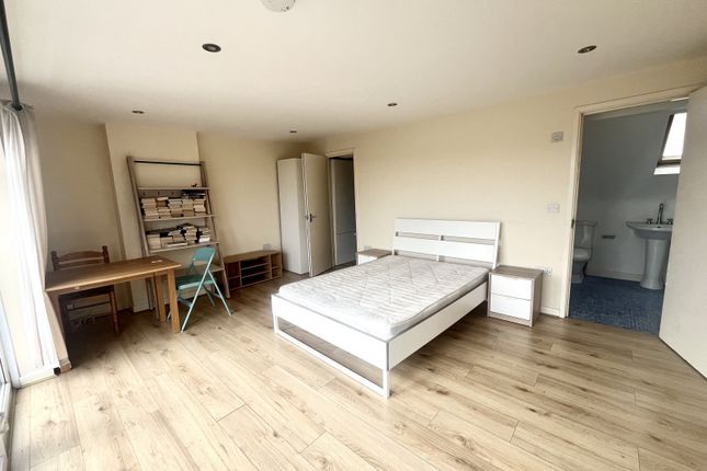 Room to rent in Hedge Lane, London