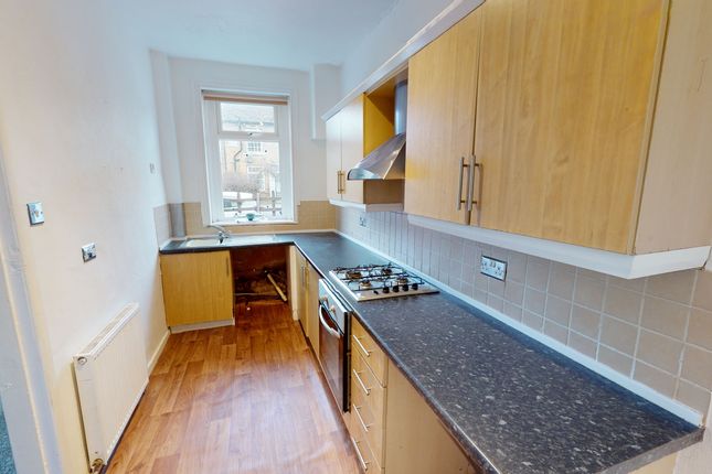 226, Cutler Heights Lane, Bradford photo 4