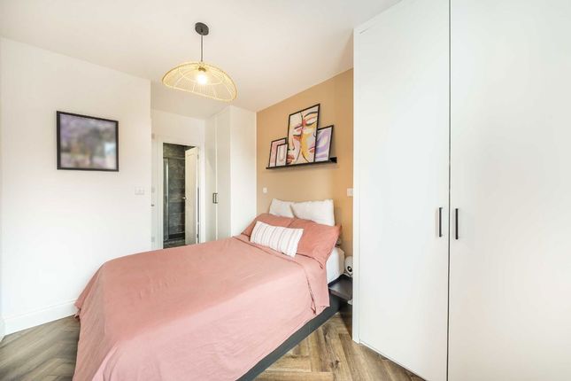 Flat 6, 136, Lavender Hill, London photo 3