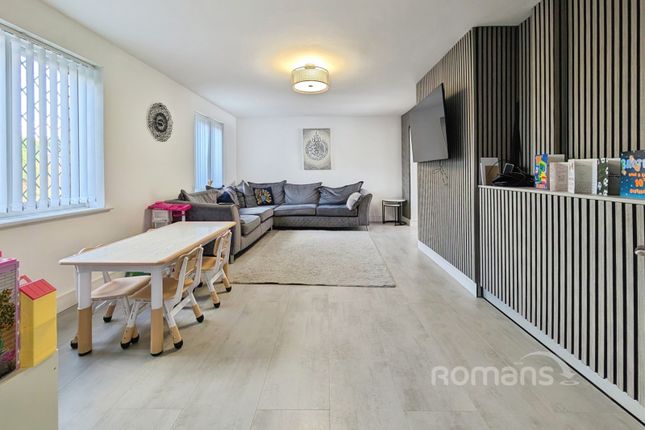 3, Tamarind Way, Reading photo 3