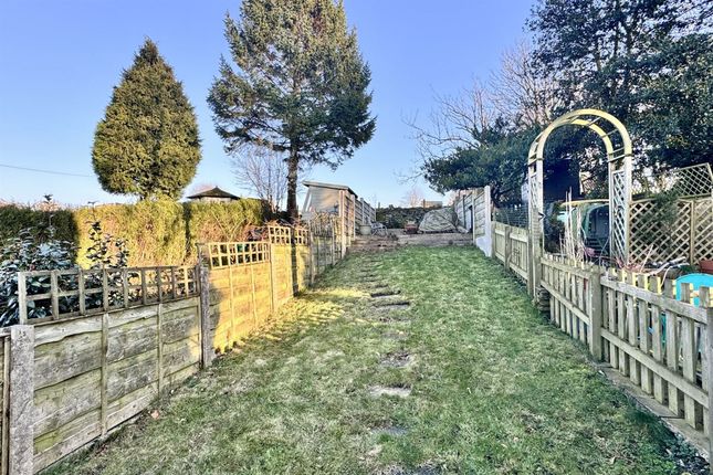 69 Cliffe Road, Glossop photo 4