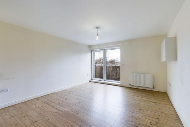 Flat to rent in Commonwealth Drive, Three Bridges, Crawley, West Sussex.