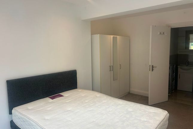 28 Cavendish Avenue, Ruislip photo 5