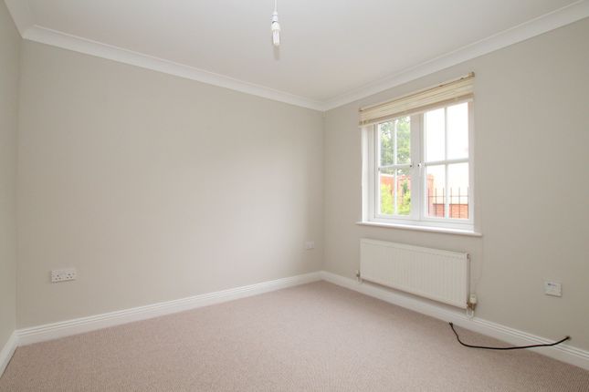 38, Trist Way, Crawley photo 4