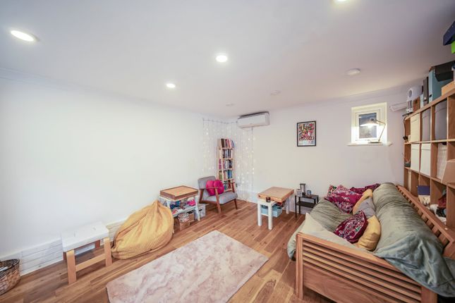 9, The Limes Avenue, London photo 5
