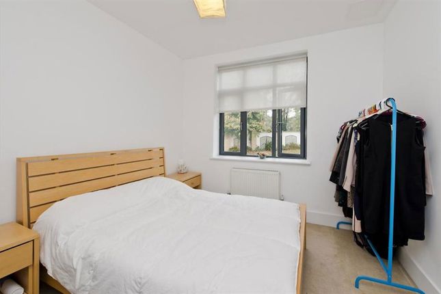 Flat 4, 63, Putney Bridge Road, London photo 4