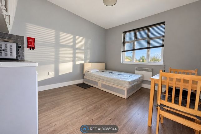 Flat, Enfield photo 2